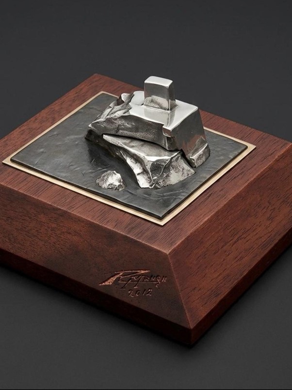 Intihuatana — escultura en plata sterling de Rodolfo Manga